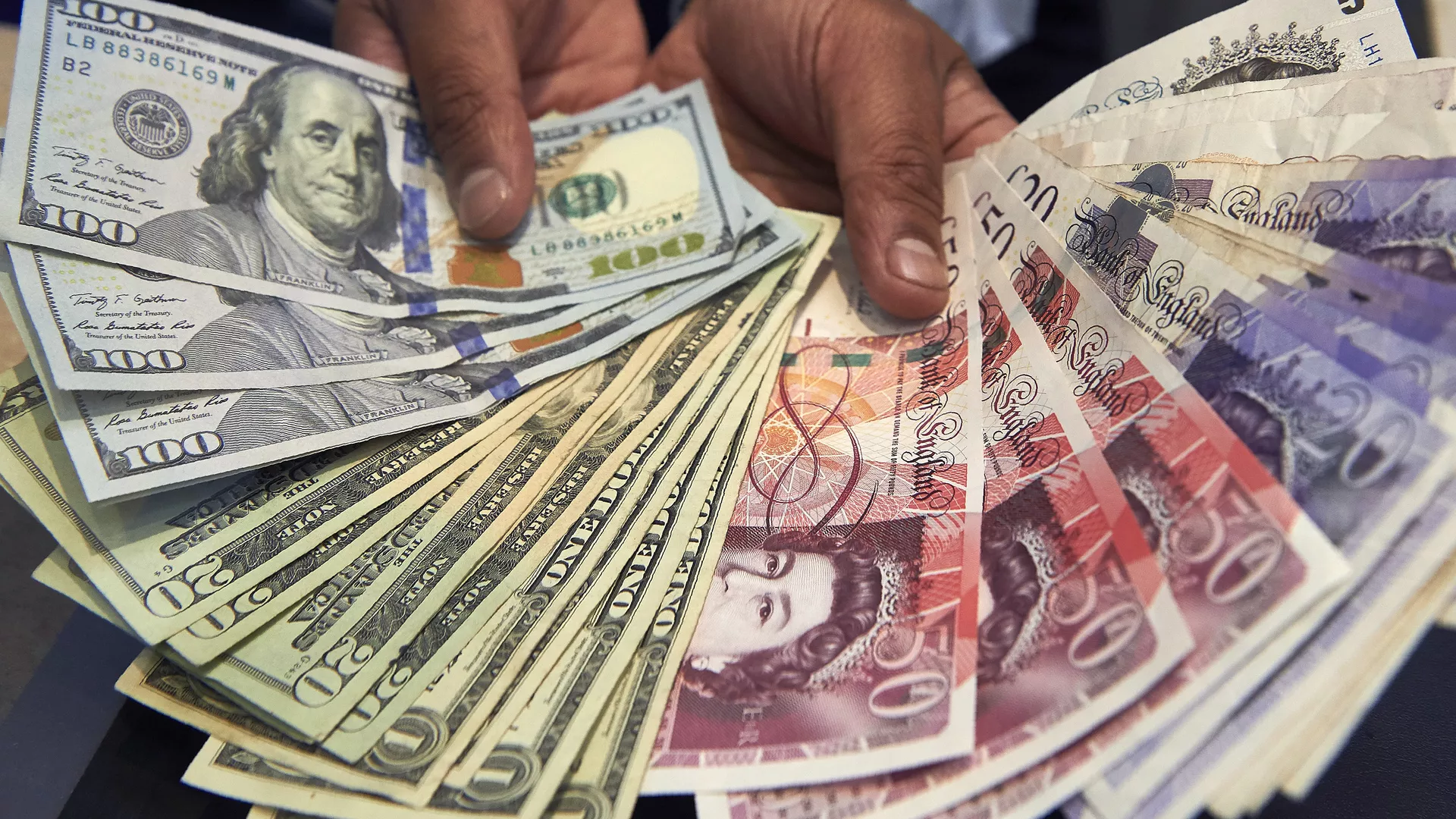 مال ارتفاع أسعار النفط بعد تدهور قيمة الدولار والذهب