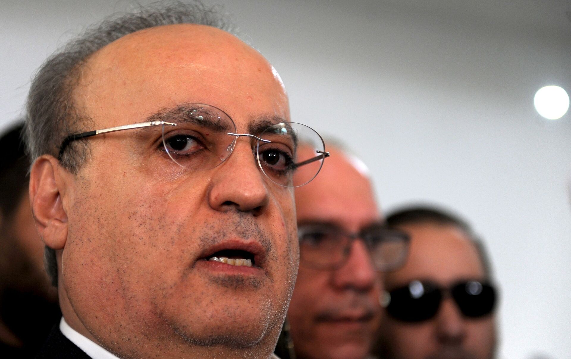 وهاب: يا بلا ضمير… ألا تخافون على أولادكم؟