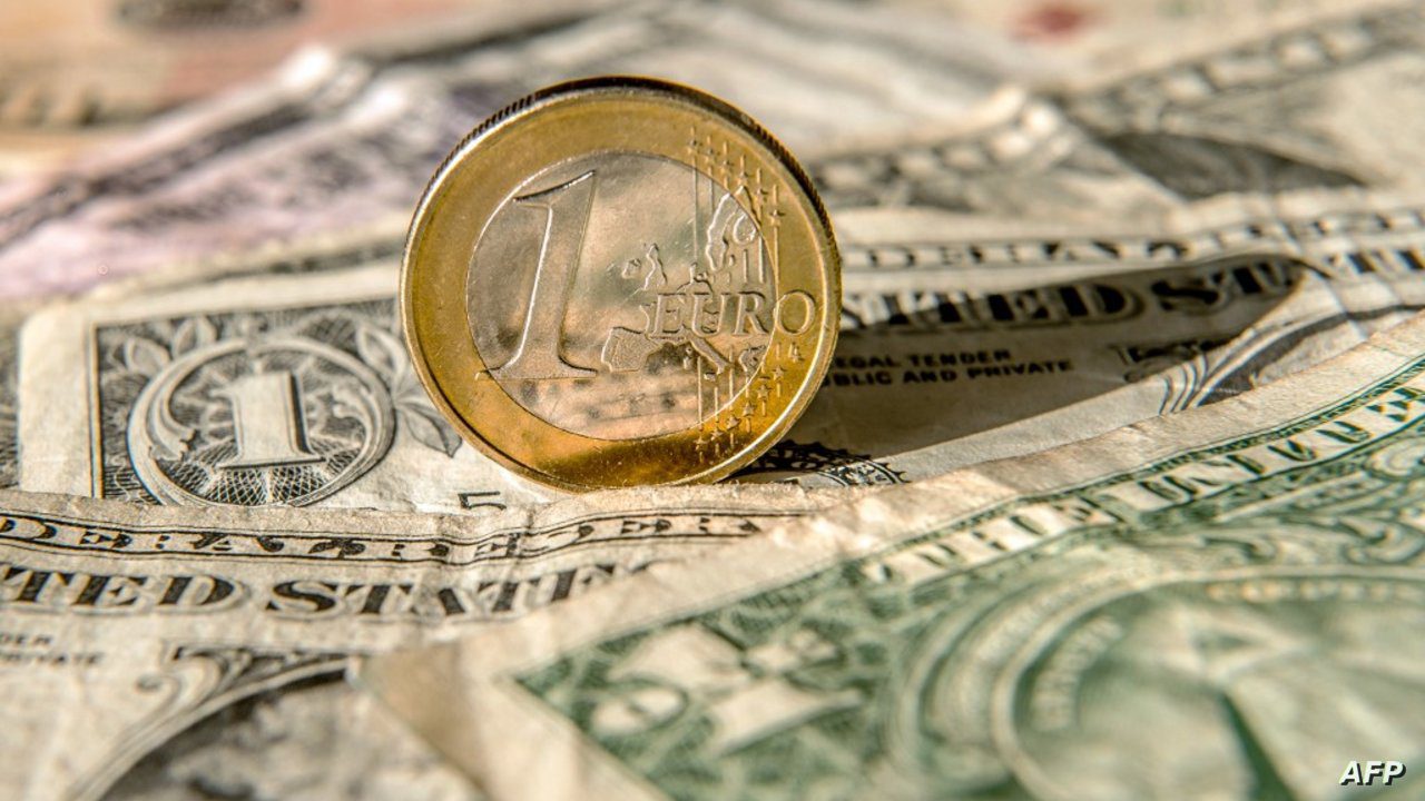FRANCE-EU-USA-CURRENCY-EURO-DOLLAR-FEATURE اليورو يعادل الدولار؟!