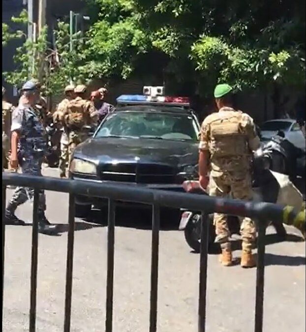 215080Image1-1180x677_d بالفيديو- دخل أحد المصارف في الحمرا وهدد بقتل نفسه والموجودين