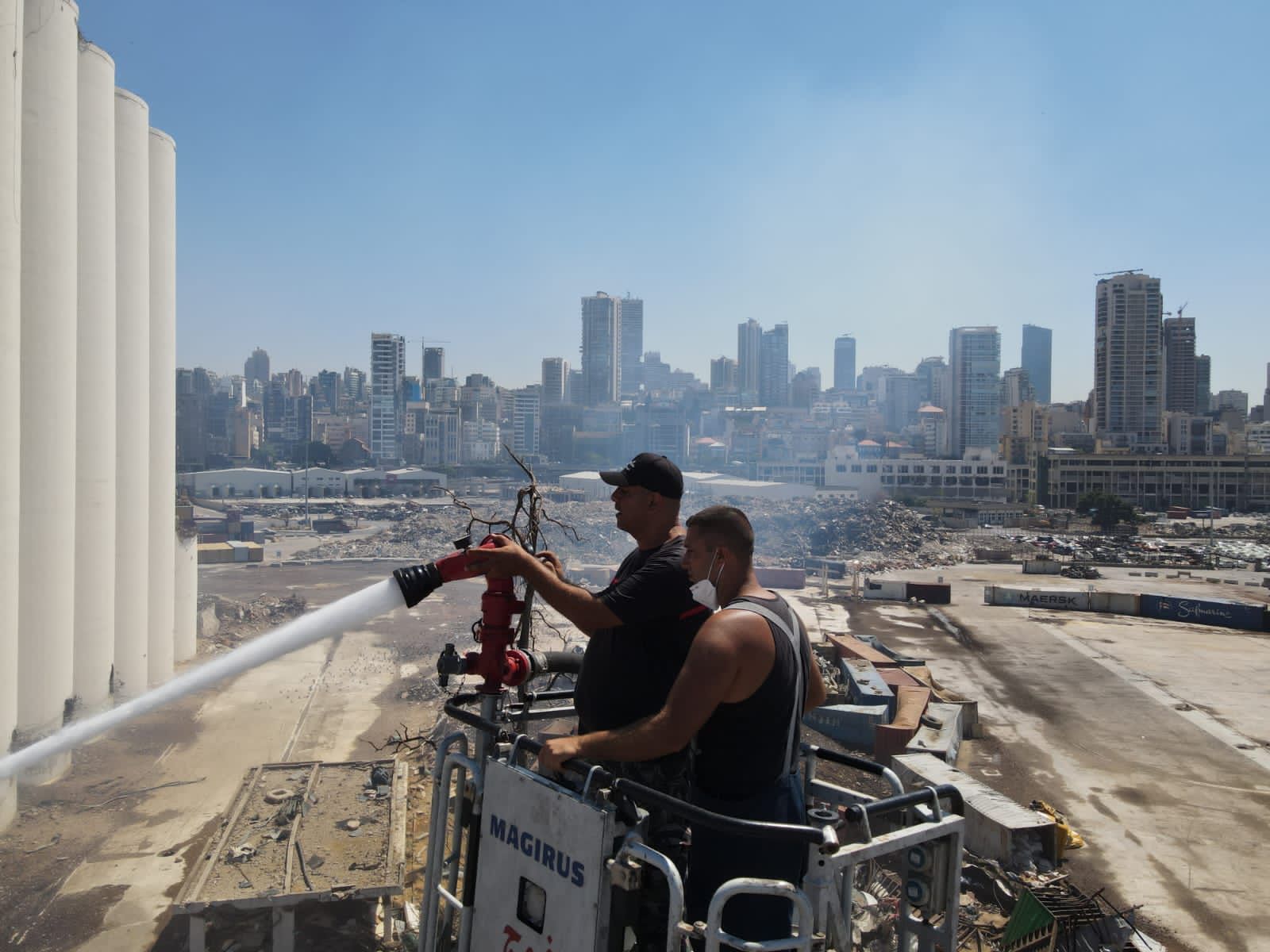بالصور- إطفاء بيروت يبرد موقع الاهراءات تمهيداً للقضاء على مصدر النيران