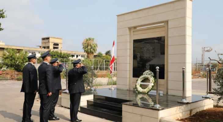 e4b4caa4b05089c1a8085d348192003b اكليل من الزهر بإسم ابراهيم على نصب شهداء المرفأ التذكاري