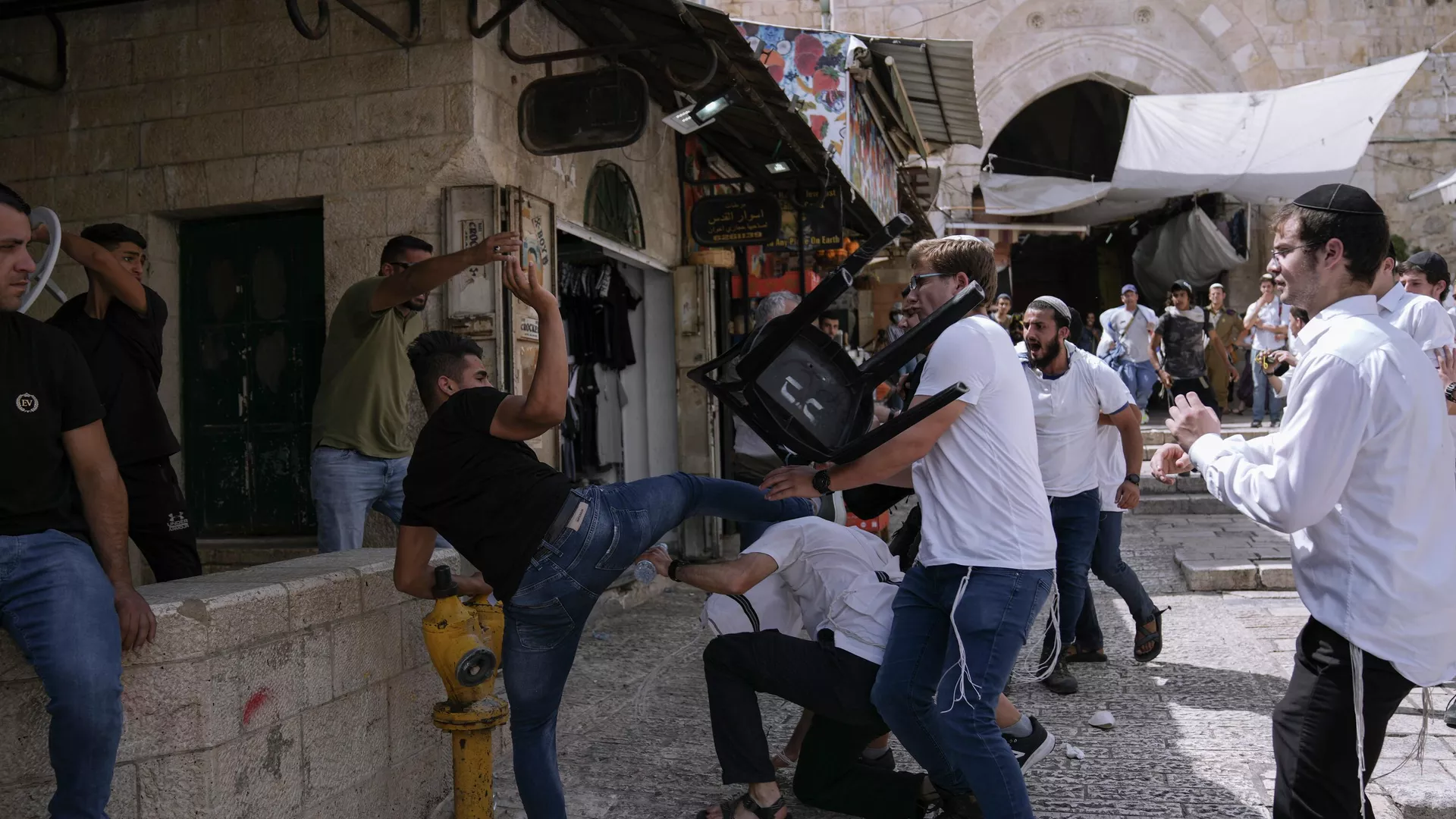 اسرائيل الشرطة الإسرائيلية تقتحم قرية النبي صموئيل شمالي القدس وتعتقل 5 فلسطينيين