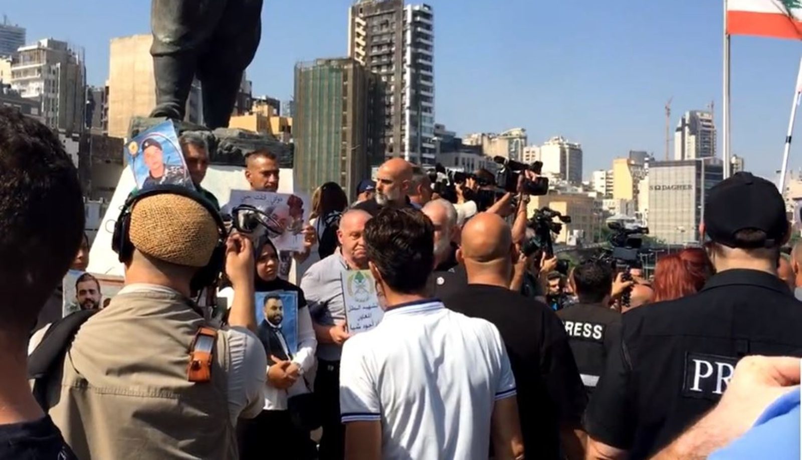 اهالي ضحايا المرفأ اهالي ضحايا المرفأ وعدد من النواب امام تمثال المغترب