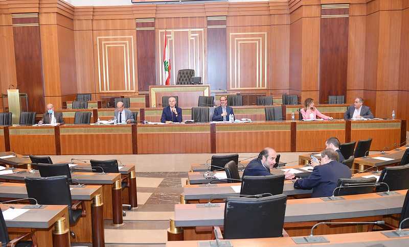 لجنة الإدارة اطلعت من العلية على ما أثير حول قرار الشورى عن مناقصة السوق الحرة في المطار
