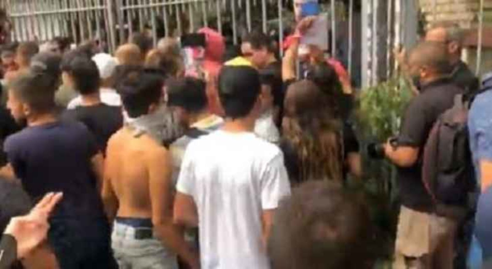 4367511_1663599741 توتر بين المحتجين والقوى الامنية في محيط قصر العدل