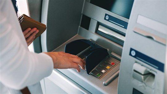 823_ATM-bank رغم الإقفال.. “صيرفة” مستمرّة والسّحوبات عبر الـATM