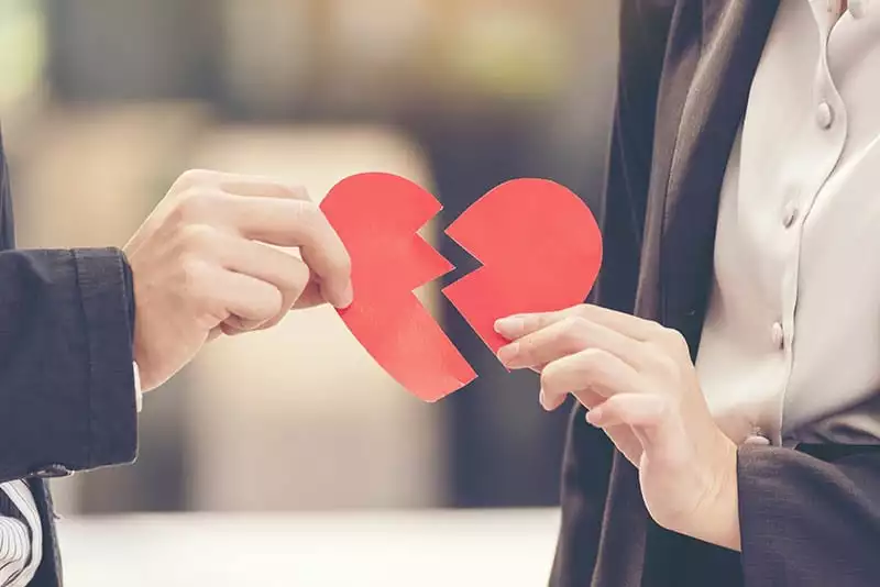 why-couples-break-up-during-holidays-1 تركتو وبعدك بتحبّي… كيف تستعيدينه؟