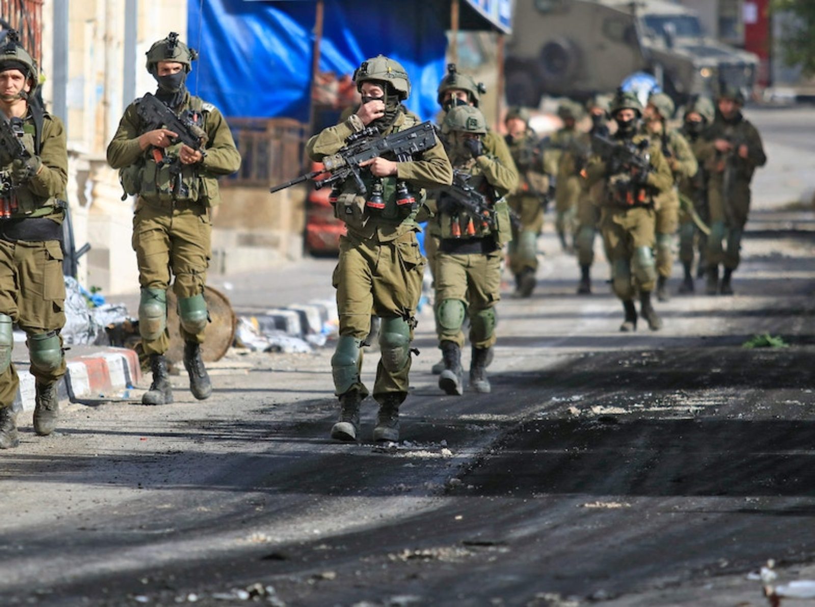 إصابة شابين بالرصاص الحي خلال مواجهات مع القوات الإسرائيلية في الخليل