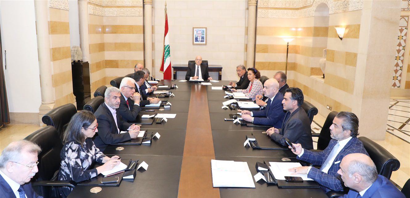 خلاف بين أعضاء “اللجنة الوزارية المكلفة معالجة تداعيات الأزمة المالية على سير المرفق العام
