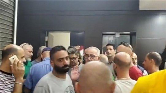 328_kaficha موظفو “الكهرباء” يقتحمون مصرف FNB!