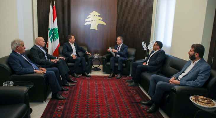 الكتائب والتيار “لبنان القوي” للجميّل: الظرف الاستثنائي الذي يمر به البلد يفرض علينا الجلوس سويًا