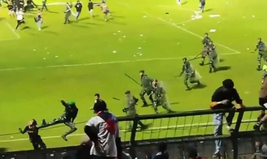بالفيديو: 129 قتيلا و180 جريحا عقب مباراة كرة قدم في اندونيسيا