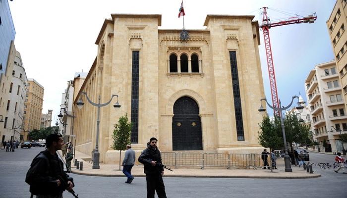 قطع الطريق امام مدخل مجلس النواب
