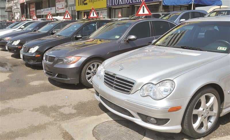 402576716a85eaf28d5a95971c4500f3 تخزين السيارات والبضائع المستوردة بانتظار “الدولار الجمركي” لمضاعفة الأرباح!