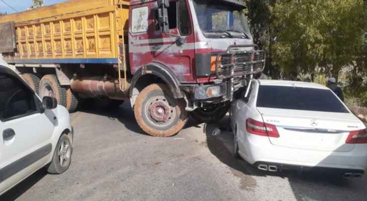 إصابة سوري في حادث سير بين شاحنة وسيارة على طريق مرج الزهور