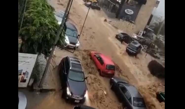 بالفيديو- السيول تجرف السيارات في كفرحباب