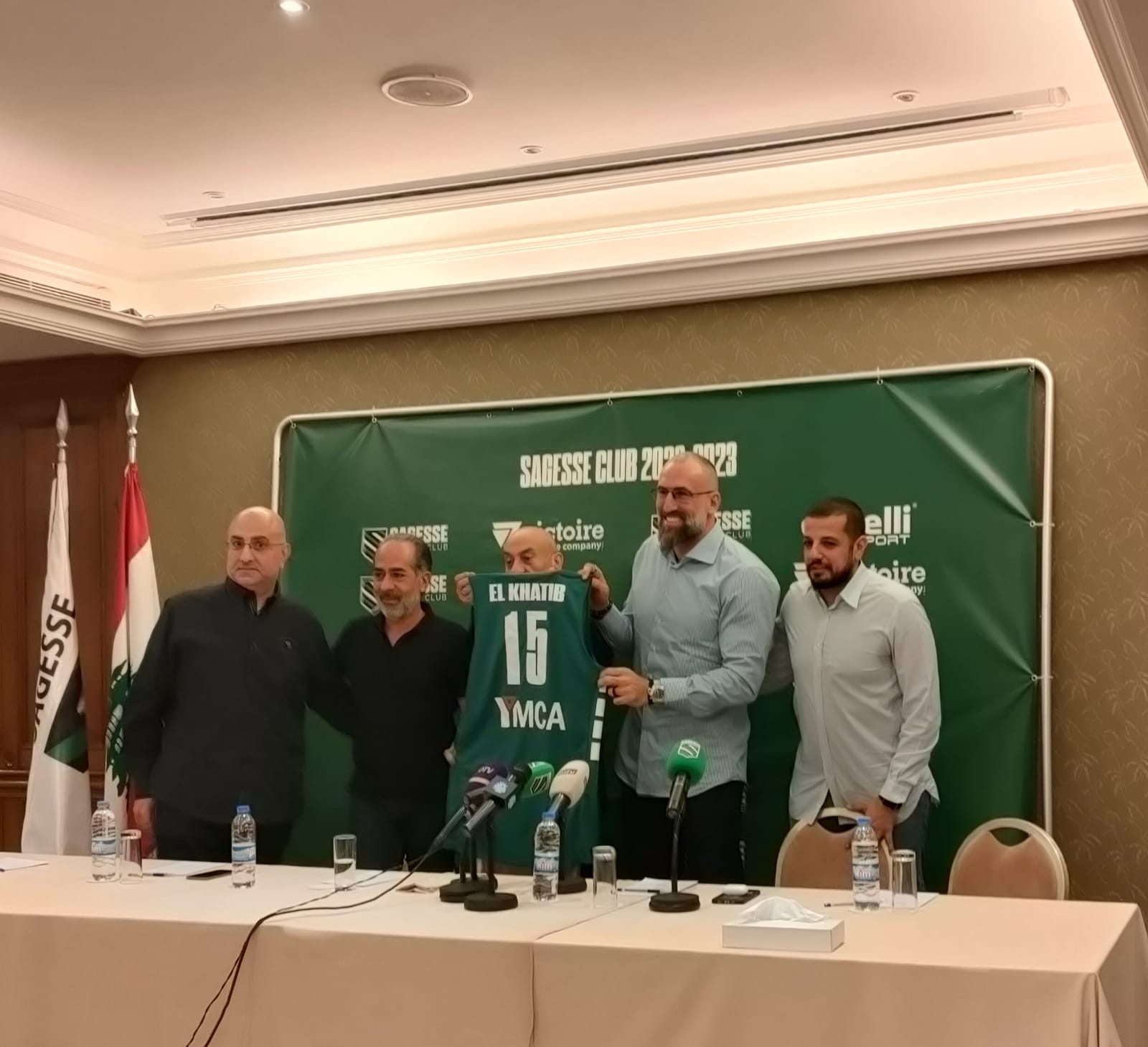 9ABF2F7E-B044-47EE-A7A0-B974B02CFD16 بقرادوني يهدي الخطيب قميص الحكمة