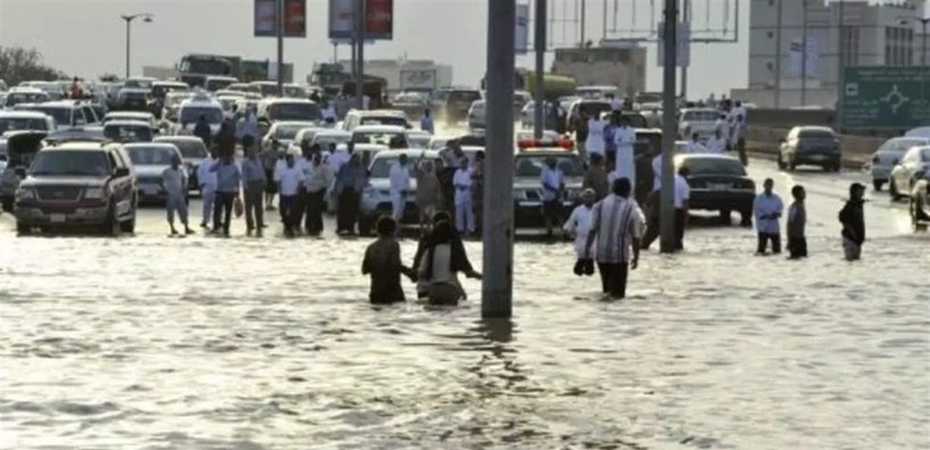 بالفيديوهات- في السعودية السيول تعطّل حركة السير وتجرف السيارات!