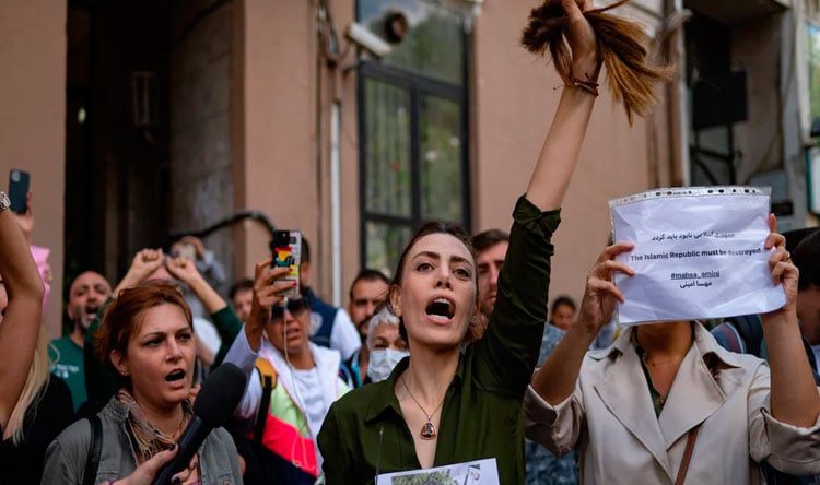 iran-protests انتفاضة إيران… حضور كبير بذكرى الضحايا والأمن يستخدم الغاز والرصاص