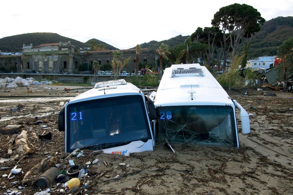 اعلان حالة الطوارئ في جزيرة إيسكيا الايطالية بعد انزلاق للتربة