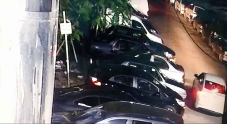 سرقة سيارة فيديو لعملية سرقة سيارة في شارع السنترال في فرن الشباك