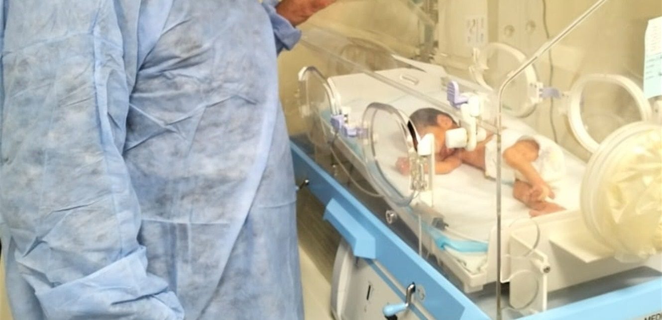احتجاز طفل حديث الولادة داخل مستشفى في طرابلس؟