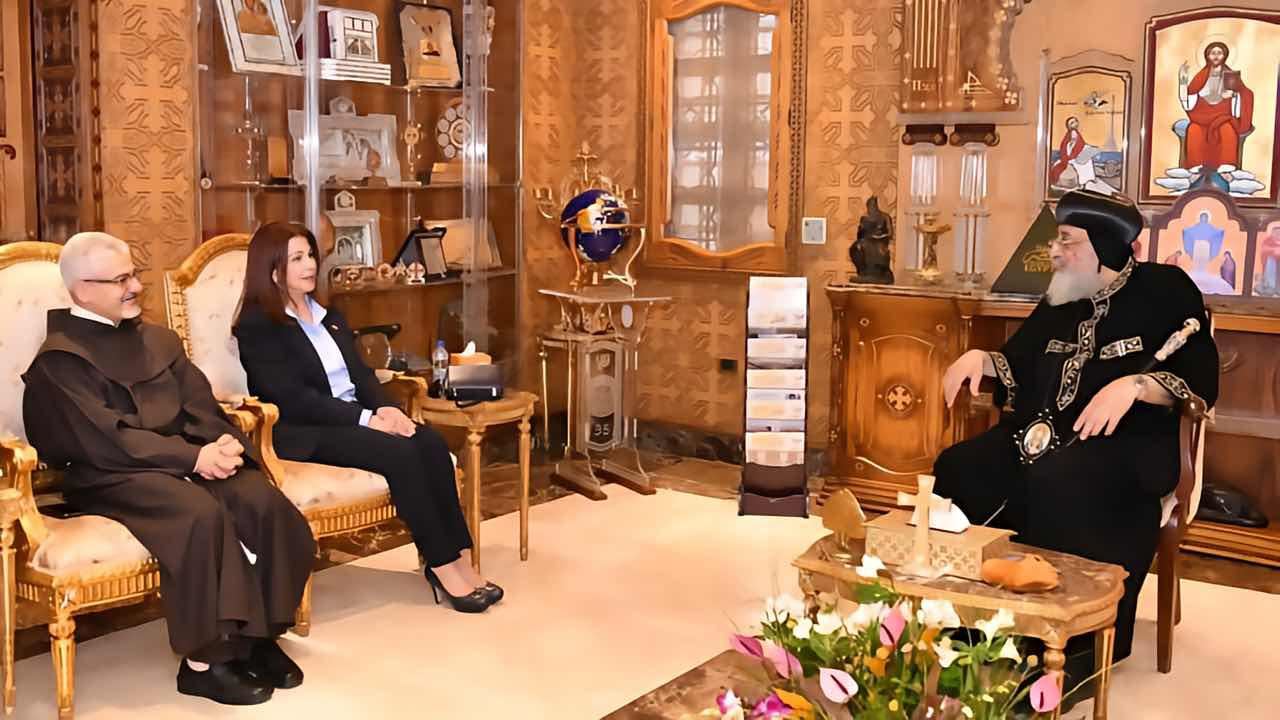 ماجدة الرومي الى البابا تواضروس الثاني كواليس زيارة ماجدة الرومي الى البابا تواضروس الثاني… هدية ثمينة والسلام أمنية (صور)