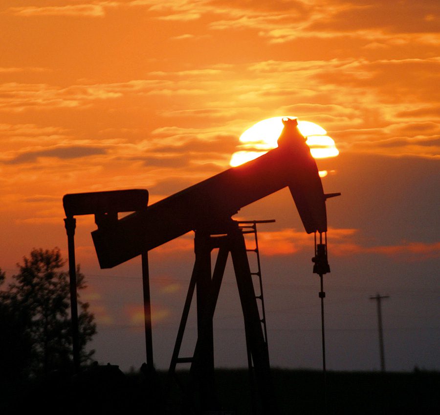 انخفاض أسعار النفط عالميًّا