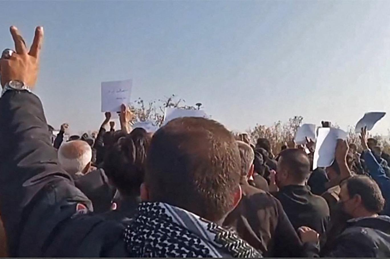 الاضطرابات في إيران مستمرة وأنباء عن احتجاج لعمال النفط