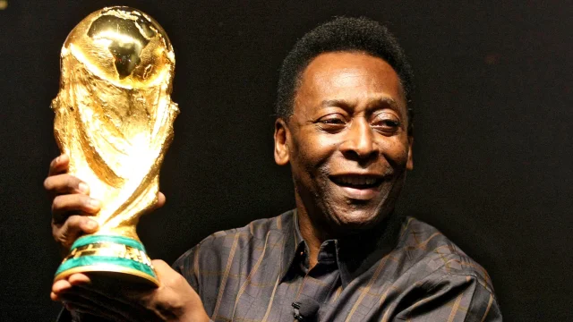 pele الصحف العالمية تحيي “الملك الأبدي لكرة القدم”