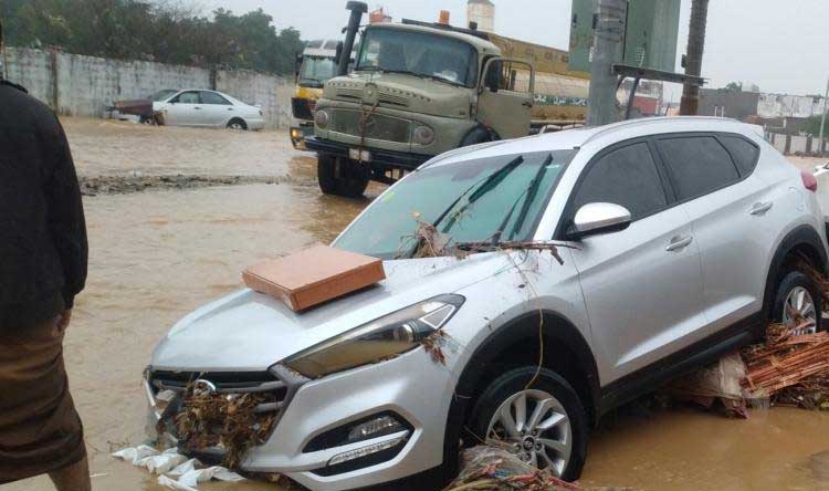 مكة سيول بالفيديو- السيول تجرف السيارات في مكة!