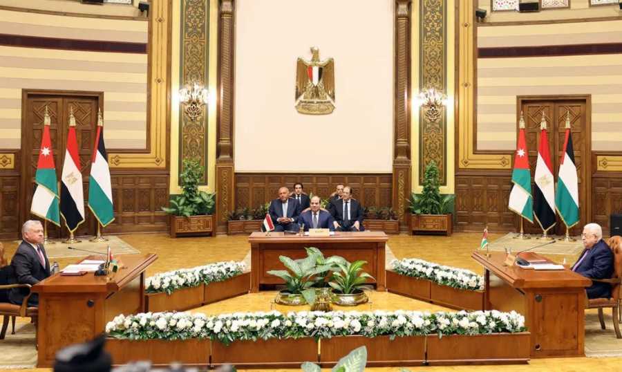 القمة المصرية الفلسطينية الأردنية تؤكد على حلّ الدولتين