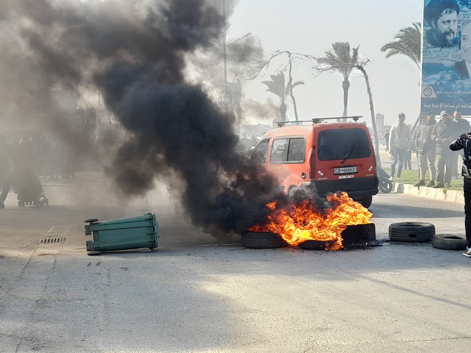 محتجون اقفلوا مدخل مدينة صور بالاطارات المشتعلة