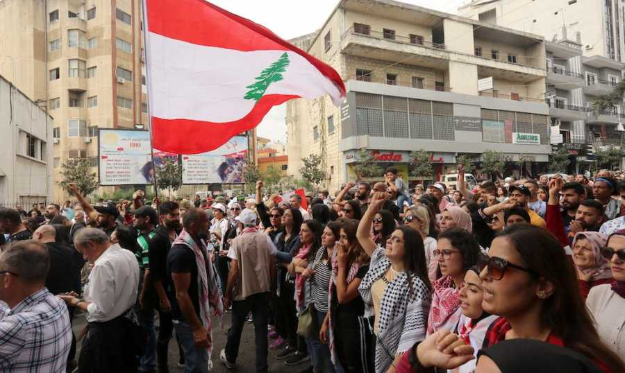حراك الشارع بين مجموعتين: أحزاب الممانعة للتعمية وصرخات الجوع والعدالة…حذار الإنجرار!