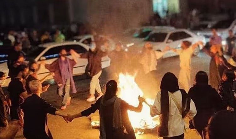 ايران الانتفاضة مستمرة في المدن الإيرانية والمحتجون يحرقون صور رموز النظام