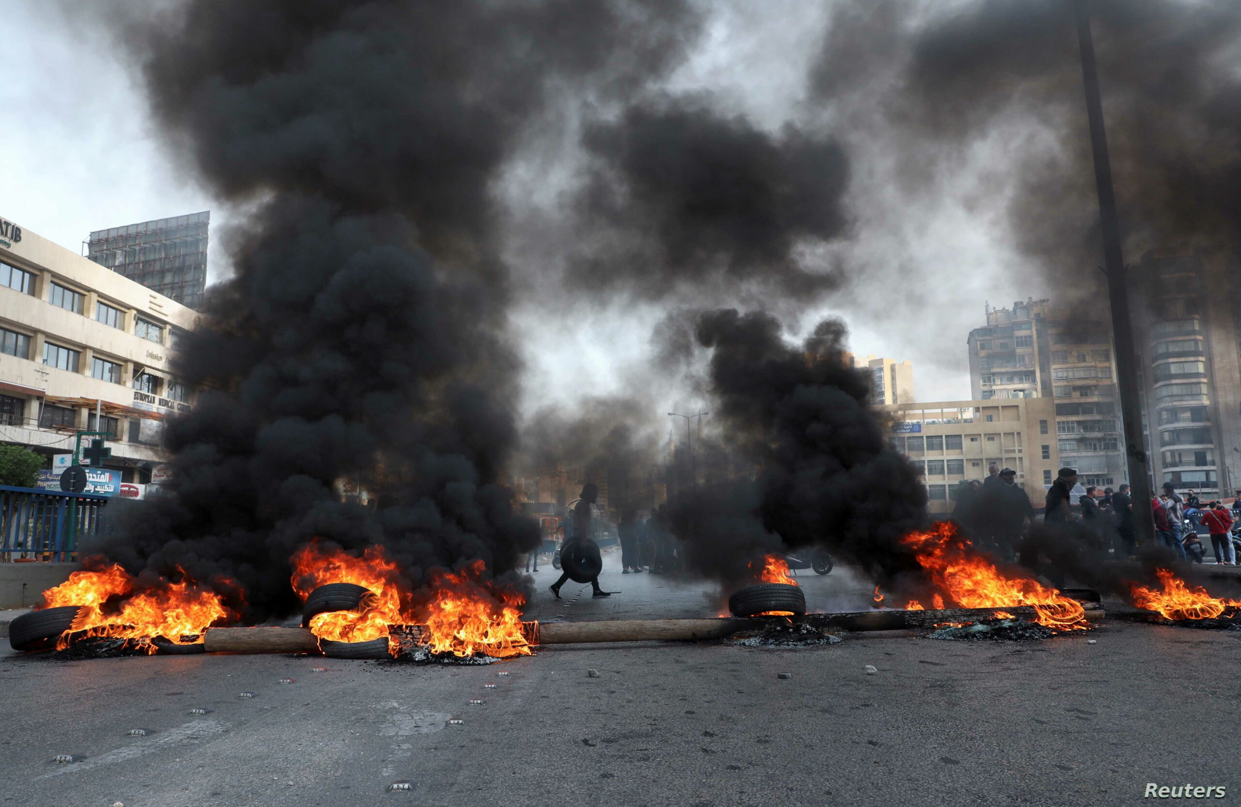 Demonstrators block a road with burning tires during a protest in Beirut خاص- هل بدأ العد التنازلي لفرض رئيس للجمهورية؟