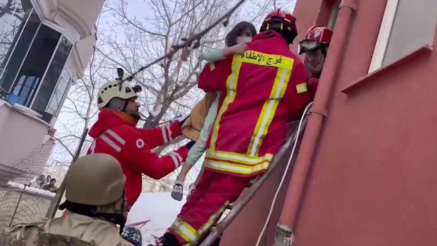 بالفيديو- الفريق اللبناني ينقذ امرأة حامل وابنتها في تركيا