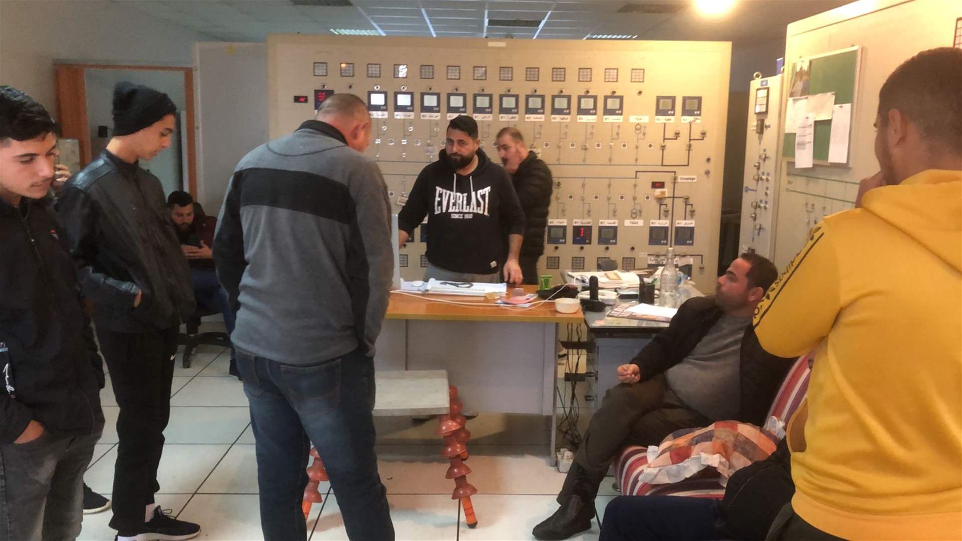 Doc-P-685415-638109447349497623 اهالي طورا اقتحموا معمل صور الحراري للكهرباء
