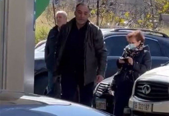 بالفيديو- هجوم بالمقدح على بنك الاعتماد