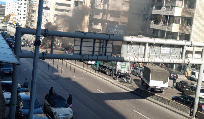 قطع طريق جسر سليم سلام بالاتجاهين