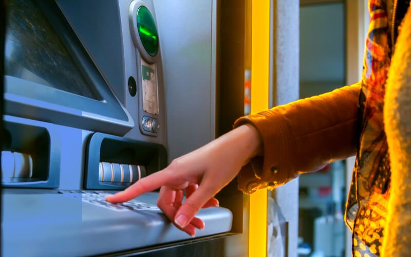 صراف الي ATM فرضية التصعيد محتملة لدى المصارف… فما مصير العمل بالـATM؟