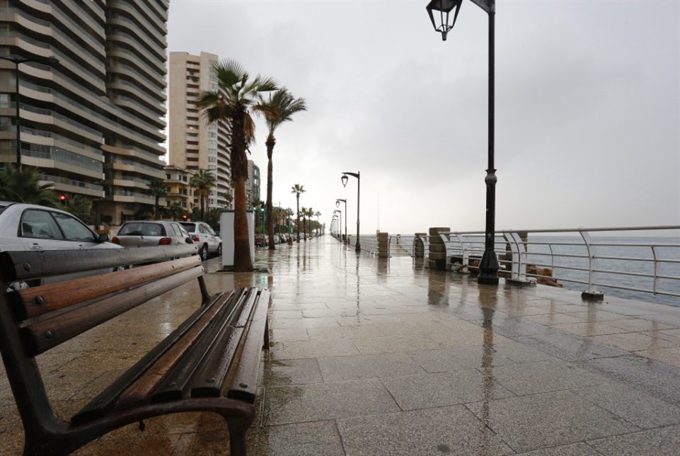 فوج حرس مدينة بيروت يخلي الكورنيش البحري من الروّاد والمارّة