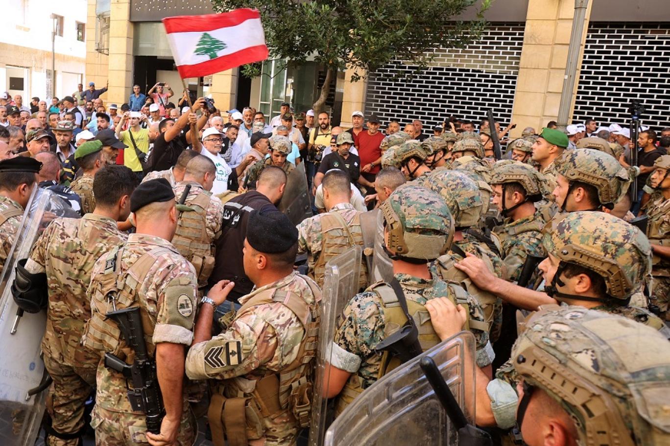 لبنان جيش احتجاج علم