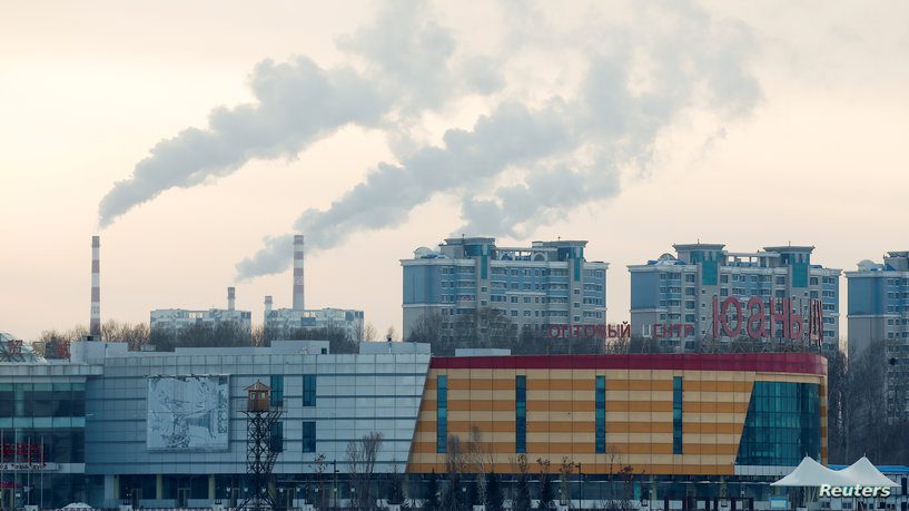 A shopping mall and a border tower are seen in Chinese city Heihe across the Amur river from Russia’s Blagoveshchensk, in Amur region الصين تدرس خياراتها.. الدفع للسلام أم الدعم العسكري لموسكو؟