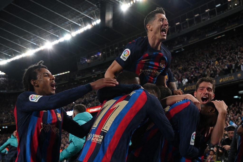 برشلونة يخطو بثبات نحو اللقب بفوز قاتل في “الكلاسيكو” على ريال مدريد