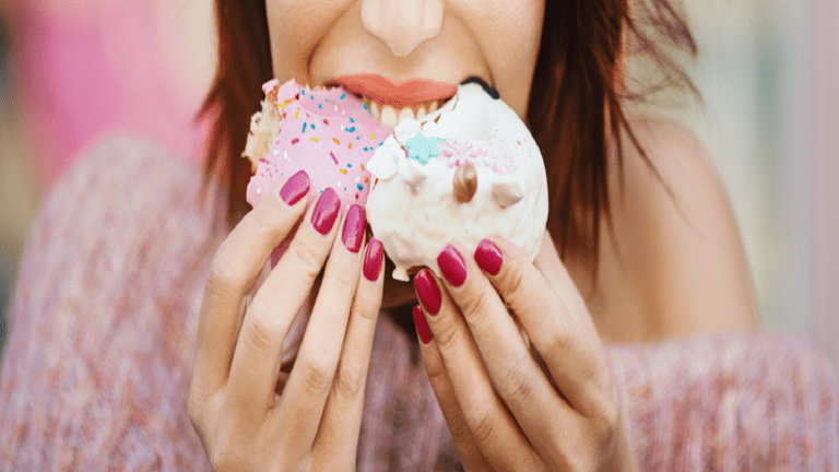 دراسة تقدم “تفسيرا” للرغبة الشديدة في تناول السكر!