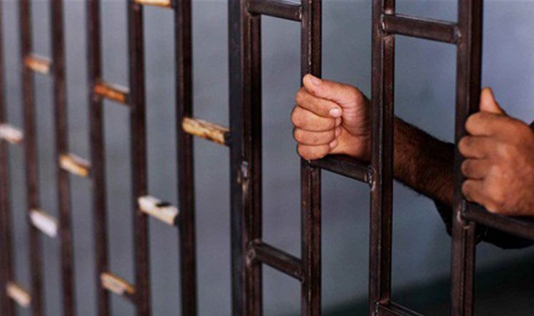 arrested(7)(1) سارقا محتويات منزل من بلدة روم في قبضة الأمن