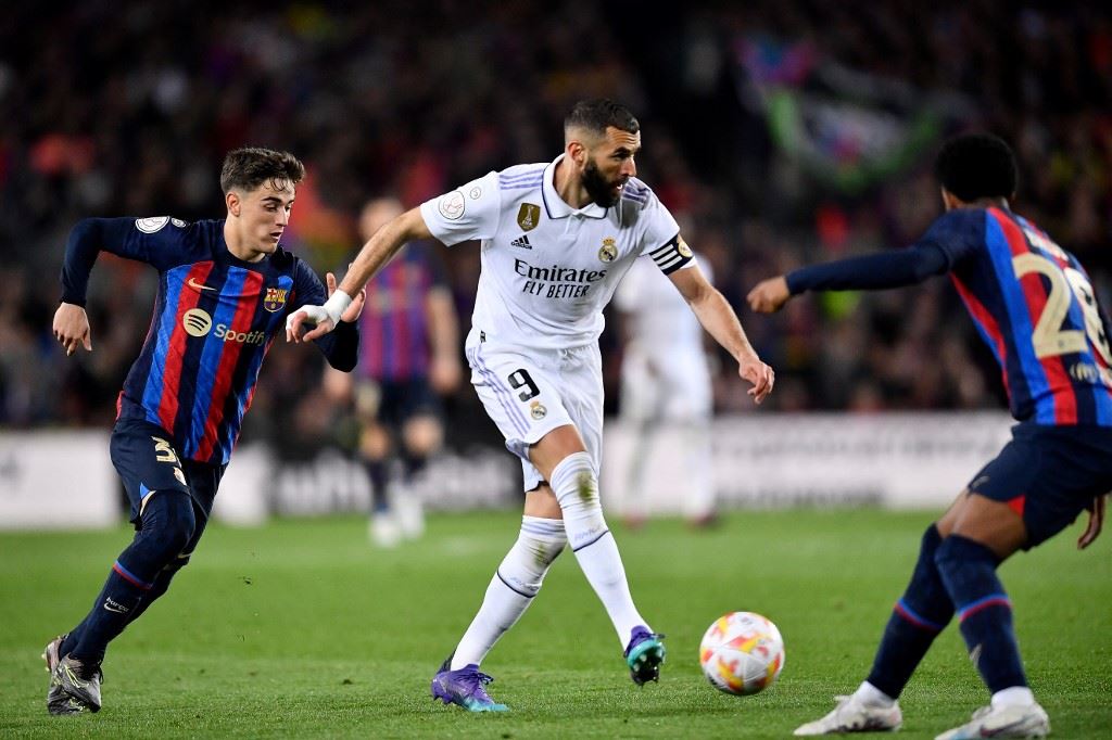 ريال مدريد يكتسح برشلونة برباعية بينها “هاتريك” لبنزيمة ويعبر إلى نهائي كأس إسبانيا