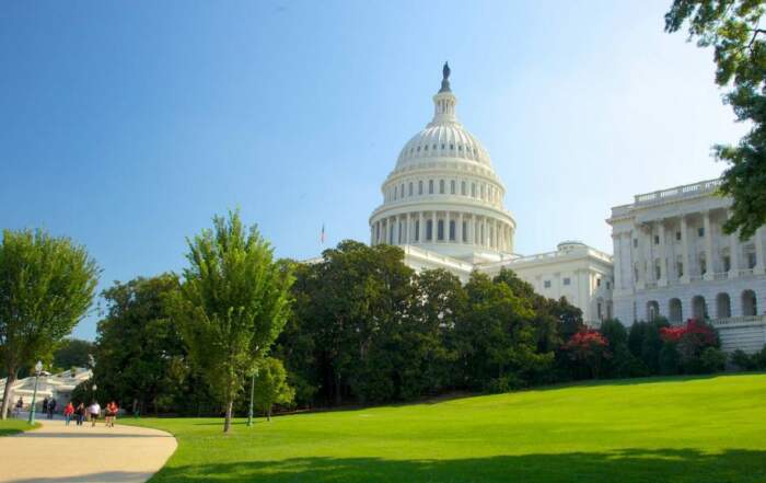 أعربت مصادر أميركية مقربة من البيت الأبيض بشكل متزايد عن استيائها من تردد لبنان بشأن نزع سلاح "حزب الله" بالكامل، رغم إدراك بيروت أن "الحزب" لا يقوّض سيادة الدولة فحسب، بل يشكل أيضًا تحديًا كبيرًا لاستقرار المنطقة ككل، وبالتالي يُعقد مصالح الولايات المتحدة في الشرق الأوسط. وتضيف هذه المصادر أن واشنطن تعمل بجد على مساعدة لبنان ليصبح "a normal country". وتنتقد هذه المصادر "الفهم المبسّط والخطاب المزدوج" بشأن الواقع العسكري في لبنان والمنطقة، مسلطين الضوء على التعقيدات التي تعكس "صورة رأس النعامة في التراب". فالإنكار لما آلت إليه الأوضاع دليل على رفض الفصل التام بين سيادة لبنان وبين السلاح غير الشرعي فيه وتحديدًا سلاح "حزب الله"، وعلى الوقوف خلف حجج كالحرب الأهلية أو استهداف مكوّن لبناني. وتؤكد واشنطن أن القدرات العسكرية لـ "حزب الله" هي التي تُضعف يوميًا شرعية الحكومة اللبنانية، وهو ما يثير قلقًا بالغًا، خصوصًا وأن رفض "الحزب" نزع سلاحه يُعزز الانطباع السائد بأن الدولة ضعيفة وعاجزة وتسعى إلى طلب التدخل الخارجي لحمايتها من التهديدات الخارجية والداخلية. وهنا، تشير المصادر إلى خطاب الرئيس جوزاف عون "المزدوج" لجهة التصدي لإسرائيل وبدء المفاوضات معها. وتتساءل المصادر عما إذا كان عون سيستعمل المساعدات العسكرية الأميركية، التي أرسلتها واشنطن لتعزيز قدرات الجيش اللبناني على نزع سلاح "حزب الله"، ضد التوغل الإسرائيلي. قلق أميركي تصاعدي ويُبرز هذا مدى قلق المسؤولين الأميركيين من الوضع والخطاب اللبنانيين. فالمبعوث الرئاسي الأميركي توم برّاك وجه انتقادات لاذعة إلى لبنان الذي وصفه بأنه "دولة فاشلة" وأن قياداته "ديناصورات"، وأنه على الأرجح لن يكون قادرًا على الامتثال للمطلب الأميركي الأساسي المتمثل في نزع سلاح "حزب الله". في هذا الإطار، أكد السيناتور ليندسي غراهام على منصة "إكس" أنه من الأهمية بمكان أن يقوم لبنان بنزع سلاح "حزب الله" لتمهيد الطريق نحو السلام. وأضاف أن العمليات العسكرية الإسرائيلية هي ردّ على التهديد المستمر الذي تشكله هذه "الجماعة المتطرفة". ودعا إلى دعم الجيش اللبناني لضمان سيادة لبنان ومستقبل آمن للمنطقة. في السياق عينه، أكدت مورغان أورتاغوس أن "لا شيء أهم من لبنان ذي سيادة واستقرار، يعيش في سلام مع إسرائيل، بعد نزع سلاح "حزب الله". من هنا يبدو، بحسب مصادر في الخارجية الأميركية، أن واشنطن ستلجأ إلى تصعيد ضغطها على لبنان من خلال ربط المساعدات العسكرية بالتقدم الملموس في نزع سلاح "حزب الله" والامتثال للأهداف الأميركية. ومن المتوقع أن يشتد هذا الضغط مع الزيارة المرتقبة لسيباستيان غوركا، نائب مساعد الرئيس الأميركي دونالد ترامب والمستشار الأول لمكافحة الإرهاب. وستعزز مهمة غوركا في لبنان، التي وصفها بأنها "بمثابة الإنذار الأخير"، مطالب واشنطن باتخاذ إجراءات ملموسة من السلطات اللبنانية للقضاء على ترسانة "حزب الله"، وضبط جميع الأسلحة تحت السلطة الحصرية للدولة. ومن المتوقع أن يُجري غوركا، خلال زيارته، محادثات مباشرة مع الرئيس عون، بالإضافة إلى كبار المسؤولين اللبنانيين، توضح توقعات الولايات المتحدة بشأن عملية نزع السلاح. وقد ينتقد غوركا علنًا أي تأخير في اتخاذ الإجراءات، ويحث القادة اللبنانيين على مواءمة خطابهم مع نتائج ملموسة، في انعكاس لـ "تزايد الإحباط الأميركي من نهج لبنان الحذر والمُتجنب للمخاطرة". الجيش وحقل الألغام السياسي وتشير مصادر في البنتاغون إلى أن الجيش اللبناني يبدو "مرتبكًا" وهو يحاول تنفيذ خطته لنزع السلاح غير الشرعي في ظل رقابة دولية مكثفة. فعلى الرغم من بدء عمليات نزع السلاح جنوبي الليطاني، إلا أن تفكيك "الميليشيا" على كامل لبنان لا يزال يمثل تحديًا كبيرًا أمامه. ويشير المحللون إلى وجود خطاب مزدوج لا تتقاطع معانيه، وكأنه "lost in translation". فالموفدون الأميركيون يتحدثون عن نزع سلاح "الحزب" والسلاح غير الشرعي مع انتهاء العام الجاري، فيما لبنان يتحدث عن تحقيق بعض النجاحات التكتيكية وتقليص القدرات العسكرية لـ "حزب الله" أي "الاحتواء". من هنا تعتبر واشنطن أن أي جهود تدريجية لنزع سلاح "حزب الله" غير كافية. وتصرّ مصادر البنتاغون على أن نزع سلاح "حزب الله" الكامل والفعّال وحده الذي سيضمن الأمن على طول حدود لبنان ويقلل من احتمالية نشوب صراعات مستقبلية. وتوضح هذه المصادر أن هذه الاستراتيجية تتطلب إرادة سياسية ودعمًا عسكريًا، غير أن البنتاغون، الذي يتابع عن كثب الحاجة لهذه اللوجستيات لضمان الامتثال، يصر على أن المساعدات للجيش اللبناني ستكون "in kind" أي مشروطة بالنتائج. المساعدات الحيوية وفيما يؤكد دبلوماسيون أميركيون أن تردد لبنان المستمر في مواجهة نزع السلاح غير الشرعي يُعرّض المساعدات العسكرية والاقتصادية الحيوية، بالإضافة إلى العلاقات الدبلوماسية الأوسع، للخطر، ومع تحوّل الأسلوب الكلامي من التشجيع الهادئ إلى التحذيرات الحازمة، يتزايد الإجماع بين صانعي السياسات الأميركيين على ضرورة زيادة الضغط لإجبار السلطات اللبنانية على التحرك. ومن المتوقع أن "تُعمّق" زيارة غوركا هذه المعضلة خصوصًا وأن زيارته ستُعزز الرسائل الصادرة عن المسؤولين الأميركيين بأن وقت التأجيل والمناورات الكلامية قد انتهى. باختصار، يُؤكد الموقف الأميركي الحازم ضرورة وفاء لبنان بالتزاماته المتعلقة بنزع سلاح "حزب الله" كجزء من استراتيجية متماسكة تهدف إلى ضمان الأمن الوطني والإقليمي. فأميركا لن تساوم وكذلك إسرائيل، بحسب مسؤول في إدارة ترامب، مضيفًا أنه في غياب مصادرة أسلحة "حزب الله"، لن يشهد لبنان سلامًا حقيقيًا أو سيادة أو إعادة إعمار بعد الحرب. وتخشى مصادر دبلوماسية من أن التنفيذ الفعلي للالتزام بنزع السلاح قد تعثر، خصوصًا وأن العملية في مناطق شمال الليطاني وما بعده قد توقفت بسبب التردد السياسي الرسمي اللبناني. وترى مصادر أميركية أن هناك تحوّلًا في الاستراتيجية اللبنانية، إذ تتناقض الحجج اللبنانية لـ "نية استخدام" الأسلحة مع كل من المطالب الأمنية، وهو ما سيرتب تداعيات أبرزها استمرار الضربات العسكرية والعزلة الدولية وانسداد الطريق إلى التعافي بعد الحرب. إن استراتيجيات الاحتواء والتفاوض الحالية لا تحقق السلام والسيادة المرغوب بإتمامهما، تقول هذه المصادر المطلعة على السياسة الأميركية والإسرائيلية، مضيفة أن موقف واشنطن قد تشدد. وهو واضح أن لبنان "في سباق مع الزمن"، فالنهج البطيء والمتردد سيؤدي إلى المزيد من الضربات الإسرائيلية، ويعزز احتمالية اتخاذ إجراءات أحادية الجانب. وتنقل هذه المصادر رؤية جوهرية مفادها بأن آفاق لبنان للسلام والسيادة والتعافي تتوقف على استعداده لنزع السلاح غير الشرعي عاجلاً وليس آجلاً، محذرة من أن "الحزب" يعمل بنشاط على إعادة بناء قدراته العسكرية. الشرق الأوسط الجديد وفيما حث الموفد الرئاسي الاميركي توم برّاك لبنان وسوريا على إبرام اتفاقيات مع إسرائيل كجزء مما أسماه "إعادة تنظيم" إقليمية أوسع للشرق الأوسط، تشهد واشنطن حراكًا سياسيًا خفيًا يعكس تغييرًا في التكتيكات بشأن الاستراتيجيات الأميركية في سوريا. فسحب إدارة ترامب الأسبوع الماضي ترشيح جويل رايبورن لمنصب مساعد وزير الخارجية لشؤون الشرق الأدنى يصب في هذه الخانة. إذ رأى خبراء أميركيون أن قرار سحب الترشيح يعكس رؤية أميركية جديدة بشأن سوريا وربما لبنان، خصوصًا وأن أوساط واشنطن تسرّب بأن مورا نامدار التي تشغل منصب نائبة مساعد وزير الخارجية لشؤون الشرق الأدنى حاليًا هي الأوفر حظًا لمنصب مساعد وزير الخارجية لشؤون الشرق الأدنى. وتشير مصادر واشنطن إلى أن نامدار، وهي من المتشددين تجاه إيران وعملت في إدارة ترامب الأولى، تتماهى مع رؤية برّاك لسوريا. وجود دوافع للسلام في المقابل، يتداول عدد من الخبراء الأميركيين في أفكار تعكس وضع خريطة طريق للسلام بين لبنان وإسرائيل، معتبرين أن هناك دفعًا غير مسبوق نحو سلام محتمل في أعقاب وقف إطلاق النار في نوفمبر 2024 و"الهزيمة العسكرية" لـ "حزب الله". ويرى الخبراء أن لبنان يشهد نقاشًا علنيًا في موضوع السلام مع إسرائيل، متأثرًا بتراجع قدرات "الحزب" وجهود إدارة ترامب النشطة في صنع السلام الإقليمي. ويلفت هؤلاء إلى التصريحات الرسمية المؤيدة للسلام، ويقترحون استخلاص الدروس من اتفاقيات السلام الإقليمية واتباع خطوات تدريجية كترسيم الحدود أو التعاون في مجال الطاقة (خط أنابيب الغاز العربي) ... ويشيرون إلى دور الولايات المتحدة في تحفيز تقديم حزمة دعم دولية أكبر لاقتصاد لبنان مرتبطة بخطوات السلام التدريجية مثل عقد المحادثات وترسيم الحدود. فمفهوم السيادة الكاملة، برأيهم، يجب أن يعكس قدرة الدولة على إحداث التغيير اقتصاديًا وفي التحالفات الدولية الاستراتيجية، إضافة إلى مواجهة التحديات الداخلية التي تشكل عائقًا كبيرًا أمام التغيير الوطني. وبالتالي، فإن مستقبل لبنان لا يكمن في مقاومة التأثيرات الخارجية، بل في بناء بنية تحتية قوية لدولة قادرة على الصمود في وجه الضغوط الداخلية أولًا ومن ثم الخارجية.